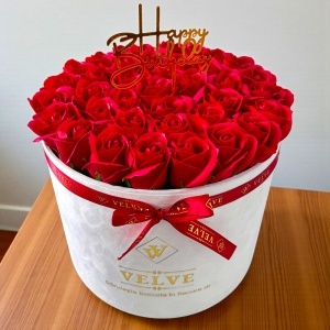 Aranjament Floral Majestic Red, cu trandafiri din sapun, in cutie alba de catifea, cu mesaj "Happy Birthday" - Img 4