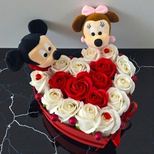 Aranjament floral Mickey & Minnie cu 17 trandafiri de sapun in cutie inima - Img 2