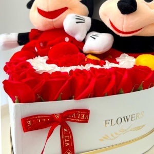 Aranjament floral Mickey & Minnie Mouse cu trandafiri de sapun, in cutie inima alba, 29x35 cm - Img 6