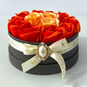Aranjament floral Olla cu 13 trandafiri de sapun, cutie neagra eleganta cu brosa argintie si perla, 14x6 cm - Img 4