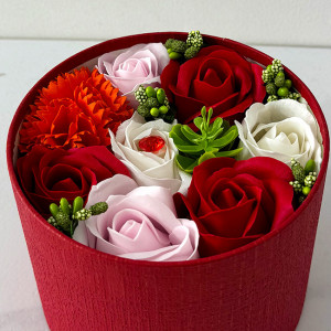 Aranjament floral Olla in cutie rotunda rosie, cu trandafiri si garoafa de sapun, stamine artizanale si plante artificiale, Rosu