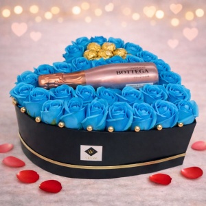 Aranjament floral Opulence, cutie inima cu trandafiri de sapun blue si Prosecco Bottega Rose Gold si praline Ferrero Rocher