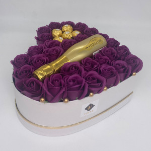 Aranjament floral Opulence, cutie inima cu trandafiri de sapun mov si Prosecco Bottega Gold si praline Ferrero Rocher