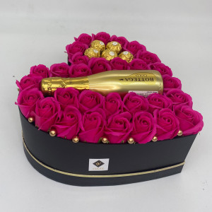 Aranjament floral Opulence, cutie inima cu trandafiri de sapun roz inchis si Prosecco Bottega Gold si praline Ferrero Rocher