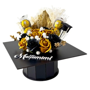 Aranjament floral pentru absolvire Gold, in cutie neagra in forma de toca cu dulciuri, trandafiri de sapun, broom criogenat si frunza de palmier, Auriu-Negru - Img 2