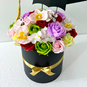 Aranjament floral pentru absolvire, in cutie rotunda cu trandafiri, orhidee si hortensiide sapun, ø 19cm, Lila - Img 6