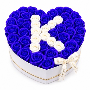 Aranjament floral personalizat cu litera, cutie inima alba cu 49 trandafiri de sapun, Albastru-Alb - Img 11