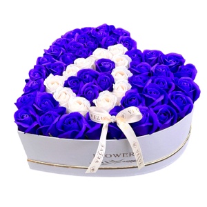 Aranjament floral personalizat cu litera, cutie inima alba cu 55 trandafiri de sapun, Albastru-Alb - Img 3