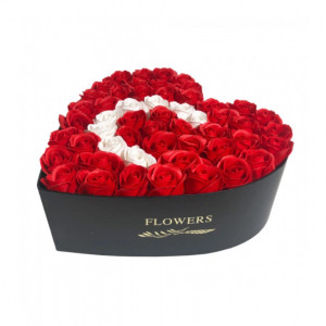 Aranjament floral personalizat cu litera cutie inima neagra cu 49 Litera C