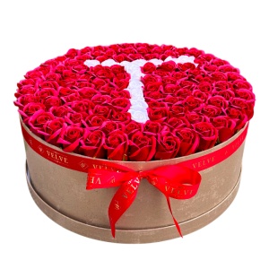 Aranjament floral personalizat cu litera, cutie rotunda aurie cu 151 trandafiri de sapun