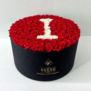Aranjament floral personalizat cu litera, cutie rotunda neagra cu 101 trandafiri de sapun, I - Img 4