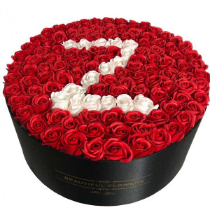 Aranjament floral personalizat cu litera, cutie rotunda neagra cu 125 trandafiri de sapun, Z
