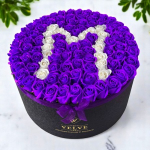 Aranjament floral personalizat cu litera, cutie rotunda neagra cu 151 trandafiri de sapun - Img 3