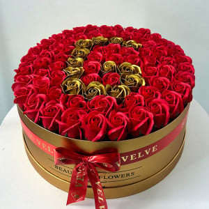 Aranjament floral personalizat cu litera G, in cutie rotunda aurie cu 75 trandafiri de sapun - Img 3