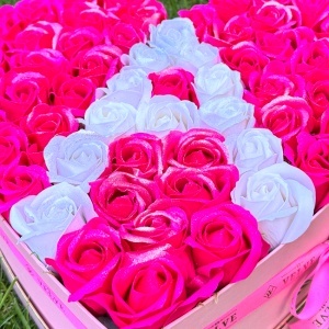 Aranjament floral personalizat cu litera, in cutie inima roz, 49 trandafiri de sapun, Fucsia-Alb cu sclipici - Img 2