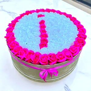Aranjament floral personalizat cu litera, in cutie rotunda neagra cu 101 trandafiri de sapun, Alb-Fucsia - Img 5