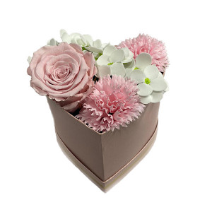 Aranjament Floral Pixie Pink cutie inima cu trandafir criogenat, cu decor de hortensii si garoafe de sapun