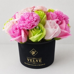 Aranjament floral premium in cutie de catifea neagra cu trandafiri, garoafe si flori de cires de sapun - Img 4