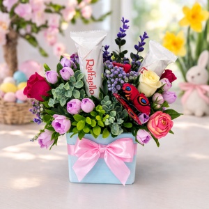Aranjament floral Princess cu praline Raffaello si flori decorative, 25 cm