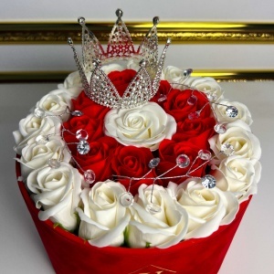 Aranjament floral Queen Rose cutie rotunda cu 25 trandafiri de sapun si coroana decorativa cu perle si detalii stralucitoare - Img 3