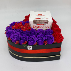 Aranjament floral Raffaello Red Mauve, cutie inima cu trandafiri de sapun, hortensii si bomboane Raffaello