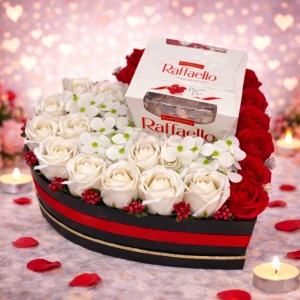 Aranjament floral Raffaello White Red, cutie inima cu trandafiri de sapun, hortensii si bomboane Raffaello 150gr