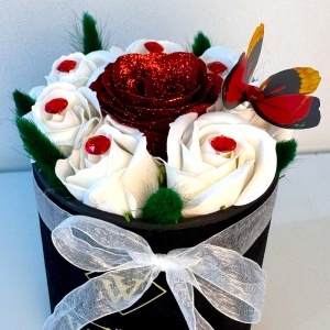 Aranjament floral Red Sparkle, cu 7 trandafiri albi de sapun, un trandafir rosu cu sclipici, lagurus criogenati si cristale, in cutie neagra de catifea, Alb-Rosu