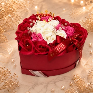 Aranjament floral Royal cu 25 trandafiri de sapun, coroana regala aurie si accesorii de lux, in cutie in forma de inima, Rosu-Roz-Alb - Img 2