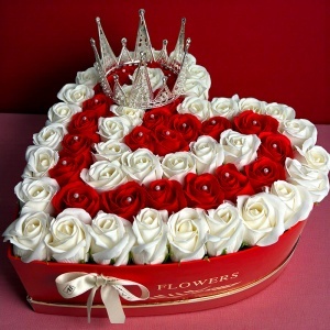 Aranjament floral Royal Heart cutie inima cu 59 trandafiri de sapun si coroana decorativa cu perle si detalii stralucitoare - Img 6