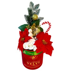Aranjament floral Snowman Delight, cu flori festive si decoratiuni de Craciun, in cutie rosie