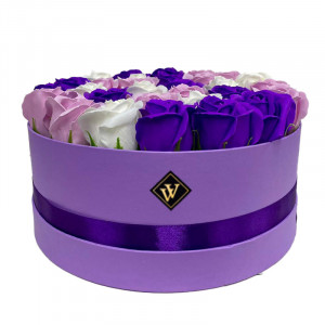 Aranjament floral Special Color cu 31 trandafiri sapun, mov-alb