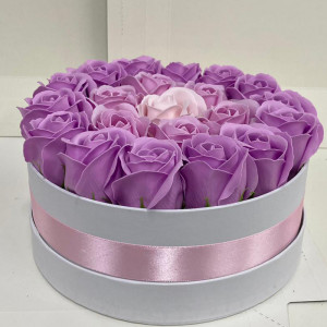 Aranjament floral Special Lilac in cutie rotunda cu 21 trandafiri sapun - Img 3