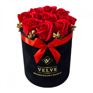 Aranjament floral Treasure Love cu noua trandafiri de sapun, stamine aurii, in cutie neagra de catifea, Rosu 3