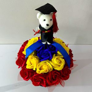Aranjament floral Tricolor, drapelul Romaniei cu trandafiri din sapun, in cutie rotunda