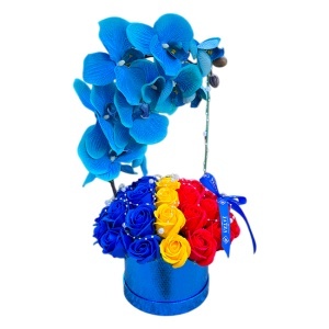 Aranjament floral tricolor Wonderful in cutie albastra, cu 37 trandafiri de sapun, orhidee si margele