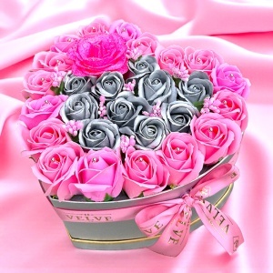 Aranjament floral VLV, cu trandafiri de sapun, accente decorative si perlute, in cutie tip inima, Roz-Argintiu - Img 4