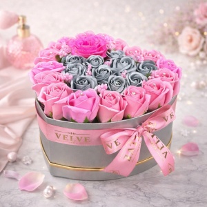Aranjament floral VLV, cu trandafiri de sapun, accente decorative si perlute, in cutie tip inima, Roz-Argintiu