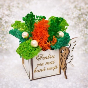 Aranjament floral Whiff "Pentru cea mai buna nasa", licheni stabilizati, broom criogenat si perle decorative, in cutie de lemn
