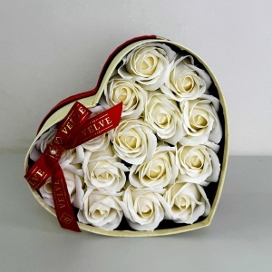 Aranjament floral White Love cutie inima cu 15 trandafiri de sapun, Alb - Img 4