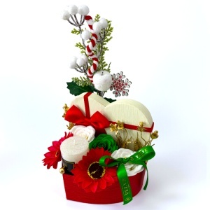 Aranjament Flower Heart Christmas, flori rosii si albe, crengute decorative si lumanare parfumata, in cutie inima rosie