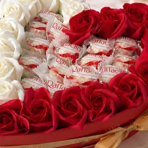 Aranjament premium Sweet Amore in forma de inima cu 23 trandafiri de sapun si praline Raffaello - Img 4
