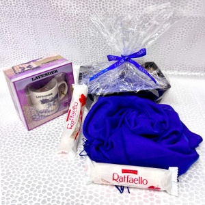 Boo Basket Winter cu set cana din ceramica si lingurita de Craciun, Esarfa dama din casmir si praline Raffaello, in cosulet imprimat, Albastru