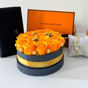 Boo Basket Orange, aranjament floral cu trandafiri de sapun si stamine, portofel negru din piele naturala si set ceas dama cu bratari, Portocaliu - Img 3