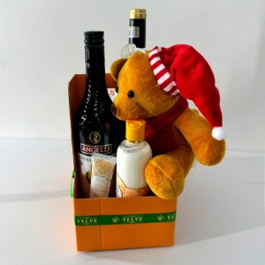 Pachet Orange cu ursulet de plus 20cm, sticla de vin Crama Ceptura 750ml, crema de whiskey Angelli 500ml, plante decorative parfumate, ciocolata Raffaelo, ciocolata Ferrero Rocher, gel de dus 250ml, lotiune de corp 250 ml, crema de maini 50ml- Vivian Gray