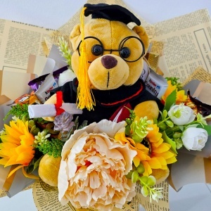 Buchet absolvire 2026 Graduate cu ursulet de plus, flori artificiale si selectie dulciuri - Img 2