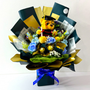Aranjament floral pentru absolvire, in cutie patrata cu trandafiri, praline Ferrero Rocher, batoane Snickers, ciocolatele Merci, Albastru glaciar