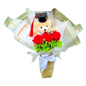 Buchet absolvire Graduate, ursulet de plus cu toca, trandafiri de sapun si plante artizanale, Alb