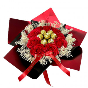 Buchet cadou Delice, cu pancarta si text, 7 praline Ferrero, 9 trandafiri de sapun și broom natural criogenat