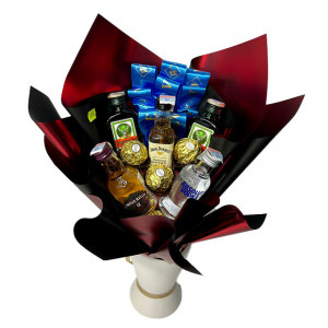 Buchet cadou Delice, cu 3 praline Ferrero si bauturi spirtuase in miniatura, Chivas Regal 12 YO, Absolut Vodka, Jack Daniels si doua sticllute de Jagermeister 
