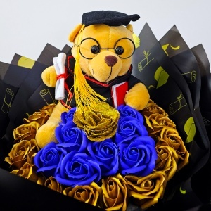 Buchet floral absolvire 2026 cu ursulet graduate si trandafiri de sapun albastru-auriu, 50x40 cm - Img 3